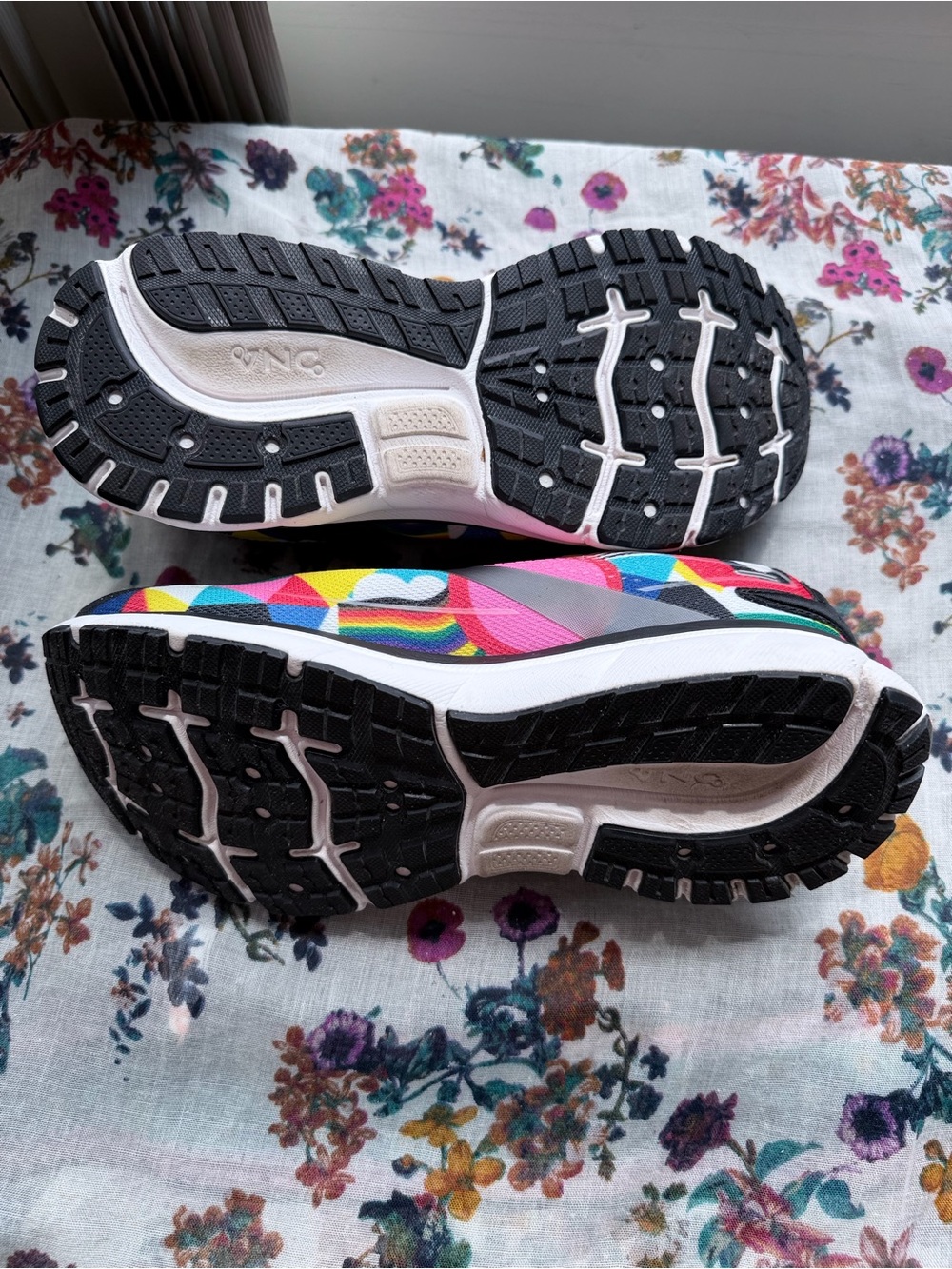 Brooks Trace 2 Lisa Congdon Rainbow Running Shoes Women’s 9 - Picture 5 of 8